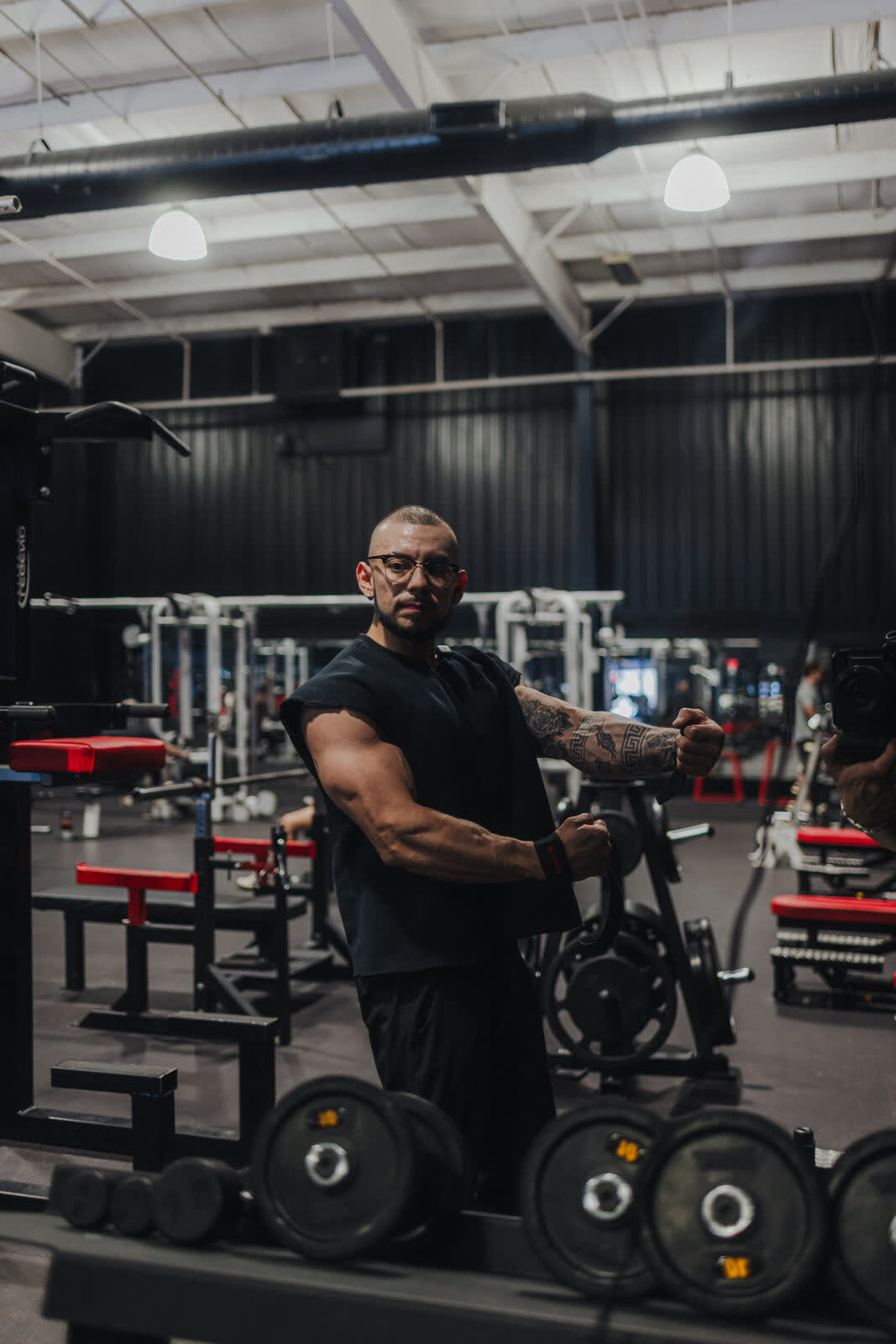 Loading plates on the training floor